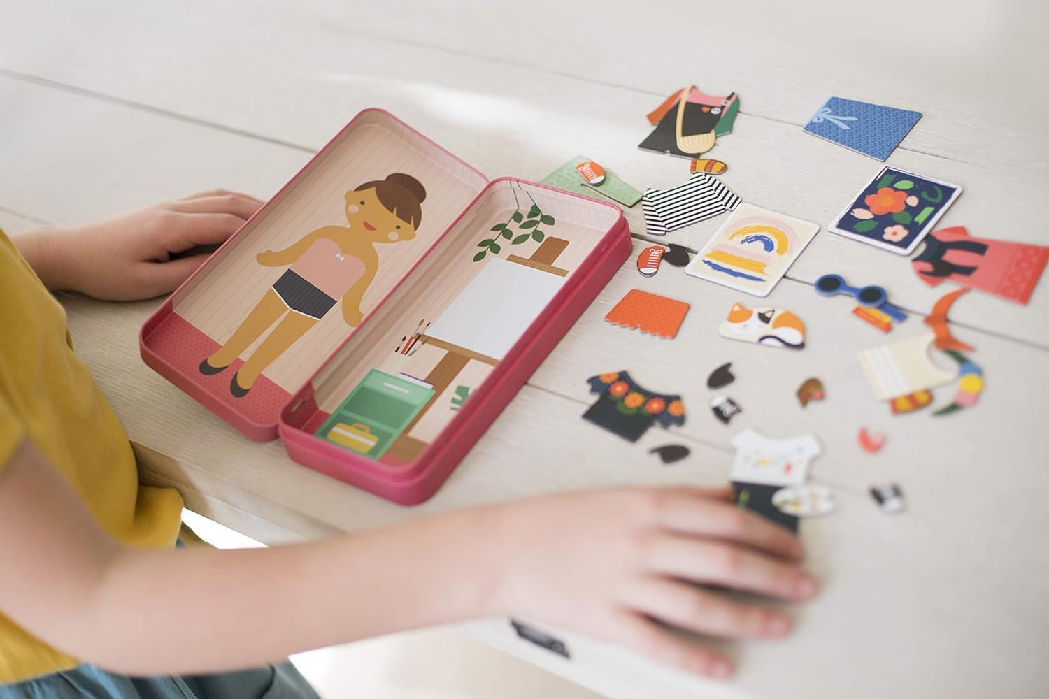 Magnetic Scene & Dress Up Kit - Travel Tin